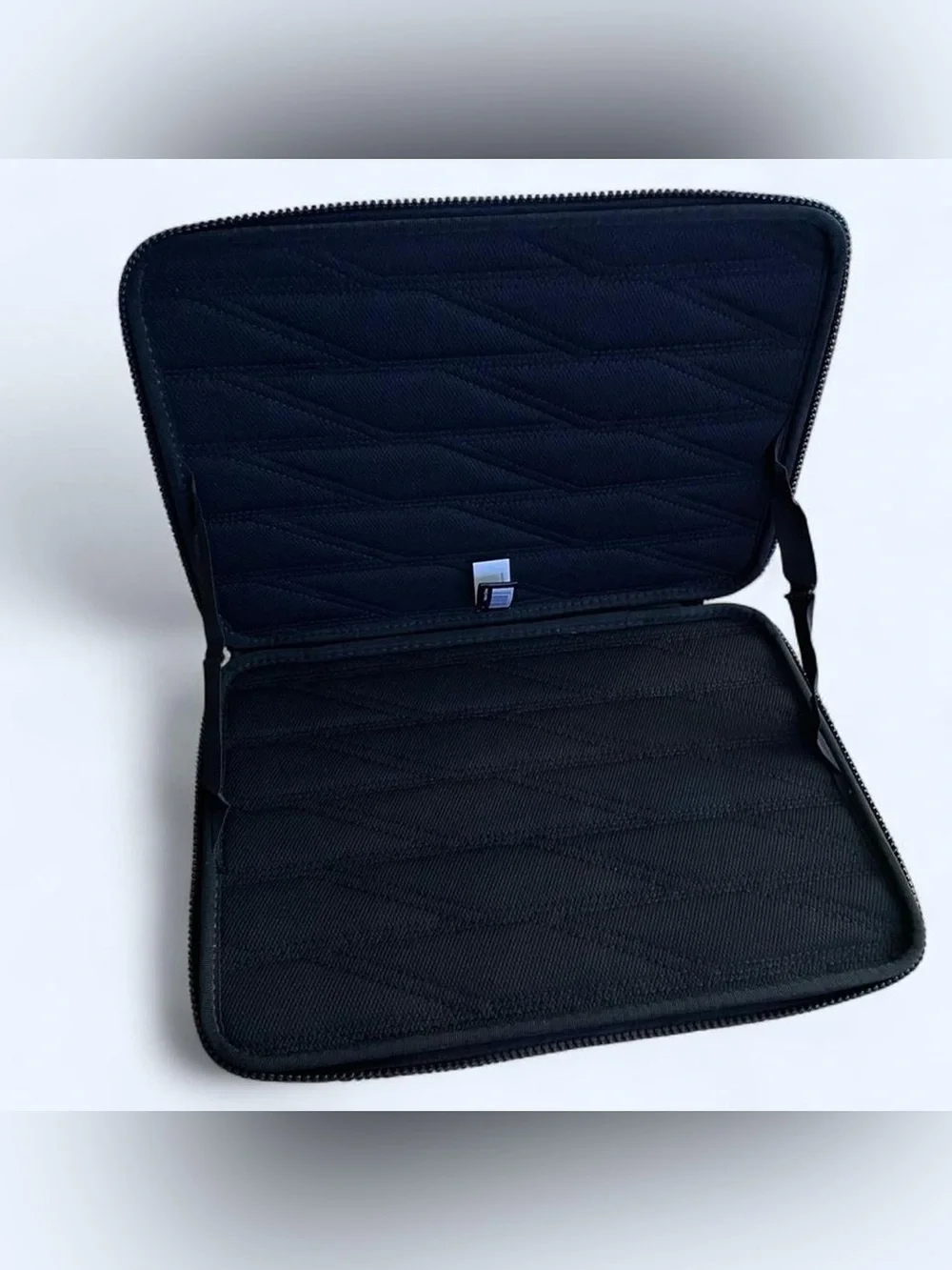 Thule Black Protective Hard-Shell Laptop Case with Zip